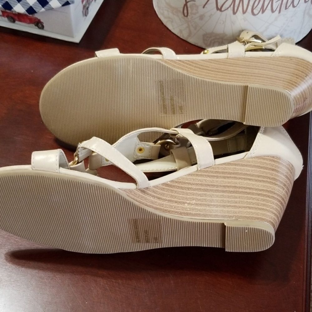 Shoes   - Picture 4 of 7